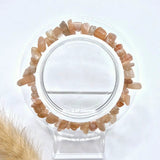 Sunstone Edelsteen Chips Armband by Moonlight Gemstones, peach-orange polished sunstone bracelet.