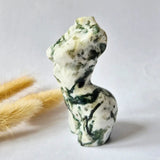 Mosagaat vrouwbeeldje, 8 cm, wit met groene mosspatronen, handgeslepen edelsteen
