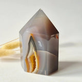 Druzy Agaat Toren Moonlight Gemstones uit Uruguay, 305 g, grijs-blauw agaat met oranje geode-inslag