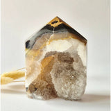 Druzy agaat toren uit Uruguay, Moonlight Gemstones, 599 g, natuurlijke geode edelsteen.