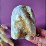 Moonlight Gemstones XL roze amethist druzy geode freeform, 939 g, kristallen binnenin