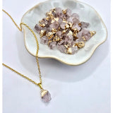 Goudkleurige ketting met ruwe rozenkwarts hanger (1 cm) Moonlight Gemstones