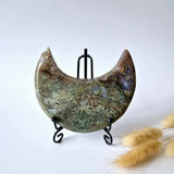 Edelsteen mosagaat maan op standaard, druzy patroon groen-bruin; Moonlight Gemstones