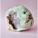 XXL edelsteen druzy roze amethist geode van Moonlight Gemstones, vrije vorm met kristallen