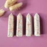 Edelsteen Red Net Stone Toren by Moonlight Gemstones, white with red veins, four 7–9 cm tall towers.