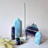 20mm edelsteen kubus wierookhouder, Moonlight Gemstones, met groene stok en omgeven door kristallen