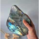 Labradoriet vrije vorm steen, XXL 2322 g, in hand; iriserende blauwgroene flash
