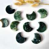 Edelsteen Mosagaat Maan Zaksteen 50 mm knuffelsteen, set of 10 moss agate moon crescent stones by Moonlight Gemstones