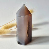 Druzy agaat toren uit Uruguay, paarse-grijze natuurlijke geode edelsteen, 151 g
