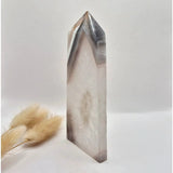 Moonlight Gemstones Grijze agaat toren met druzy opening, gepolijste edelsteen obelisk – 200 g