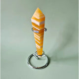 Gele calciet scepter op metalen standaard, 10–13 cm, met oranje-witte banding