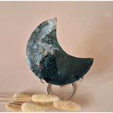 XL edelsteen mosagaat maan op standaard met druzy patronen in groenblauwe tinten, Moonlight Gemstones