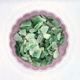 Kristal Groene Kwarts ruwe chips, groene tinten, in roze schaal