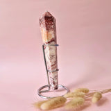 Edelsteen Pork Stone Scepter by Moonlight Gemstones, pink-marble wand on metal stand, 15–18 cm tall.