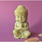 Serpentijn Boeddha meditatiebeeld, Moonlight Gemstones; handgesneden edelsteen, ca. 15 cm, geelgroen