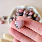 Mini edelsteen hartje zaksteen Rhodoniet – Moonlight Gemstones, roze, 1,5 cm