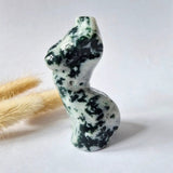 Mosagaat vrouwenbeeldje, 8 cm, handgeslepen edelsteen beeld met groen-zwart mosspatroon