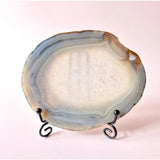 Moonlight Gemstones Edelsteen Druzy Agaat schijf op standaard, 11–14 cm, blauwgrijze banding