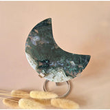Moonlight Gemstones XL edelsteen groene mosagaat maan op standaard met druzy patronen, 252g