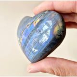 Paarse Labradoriet hartvormige palmsteen van Moonlight Gemstones, intuïtie en bescherming