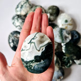 Edelsteen Mosagaat Palmsteen, 6–8 cm, groen-wit marmerpatroon; meerdere stenen zichtbaar