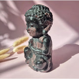 Granaat Buddha beeld 15 cm, Moonlight Gemstones; aardend en krachtig edelsteenbeeld