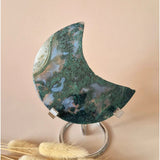 XL mosagaat maan op standaard met groene druzy patroon; Moonlight Gemstones