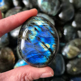 Labradoriet handsteen van Moonlight Gemstones met blauwe iriserende glans; bescherming & intuïtie