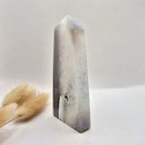 Grijze agaat toren met druzy opening, gepolijste edelsteen obelisk, 170g