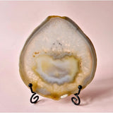Edelsteen Druzy Agaat Schijf op Standaard, grijs-witte geode met geel centrum, op zwarte metalen standaard