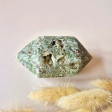 Rode Mosagaat Dubbele Punt Toren Wand Moonlight Gemstones, green mossy matrix with natural cavities and texture