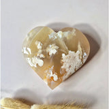 Edelsteen Druzy Pink Amethist Hart, pale peach-pink heart with white druzy crystals, 8–10 cm