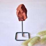 Ruwe edelsteen op standaard, ca. 12 cm, rood/oranje