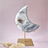 XL roze amethist druzy maan met geode opening op gouden standaard