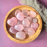 Rozenkwarts harten in houten schaal; meerdere roze edelstenen voor liefde en zelfliefde