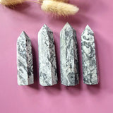 Edelsteen Picasso Jasper Tower, four gray marble-patterned stones, 7–9 cm tall.