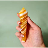 Gele calciet scepter op standaard, 10–13 cm, gestreept geel/oranje kristal