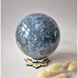 Kristallen edelsteen mosagaat druzy geode bol, 120mm, 2400g, blauw-grijs, Moonlight Gemstones