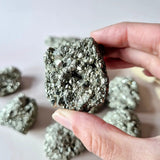 Moonlight Gemstones Edelsteen Ruwe Pyriet Stukken – Sparkling Natural Clusters; raw pyrite chunks with metallic crystal surfaces.