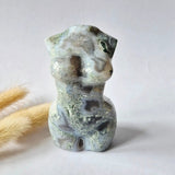 Mosagaat vrouwenbeeldje, 8 cm, handgeslepen edelsteen, Moonlight Gemstones