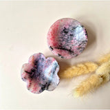 Rhodoniet schaaltjes (6–7 cm): ronde en bloemvormige stukken met roze, zwarte en witte marmering.
