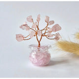 Mini Edelsteen Money Tree with pink rose quartz chips in a glass vase