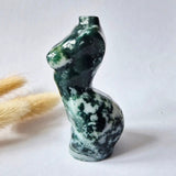 Mosagaat vrouwenbeeldje, groene en witte marmeren edelsteen, handgeslepen, 8 cm, Moonlight Gemstones