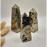 A+ Pyriet Toren uit Peru, 4 stuks edelsteen obelisken met druzy en metallic glans, 8–10 cm