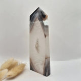 Grijze agaat toren met druzy opening, 245 g gepolijste edelsteenobelisk Moonlight Gemstones