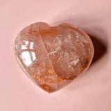 Grote Fire Quartz hart edelsteen van Moonlight Gemstones, roze-bruine hematiet-inclusies