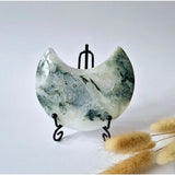 Mossagaat maan op standaard edelsteen met drusy patroon; groen-witte marmering, Moonlight Gemstones, 328 g