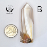 Moonlight Gemstones Handgemaakte bloemagaat-toren; creme/beige met bruine-bandige patronen naast een 2-euro munt voor schaal