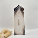 Grijze agaat toren met druzy opening, 245g, gepolijste edelsteen obelisk
