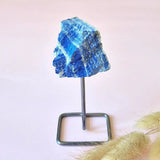Ruwe edelsteen op standaard, blauw met witte aders, ca. 12 cm, Moonlight Gemstones